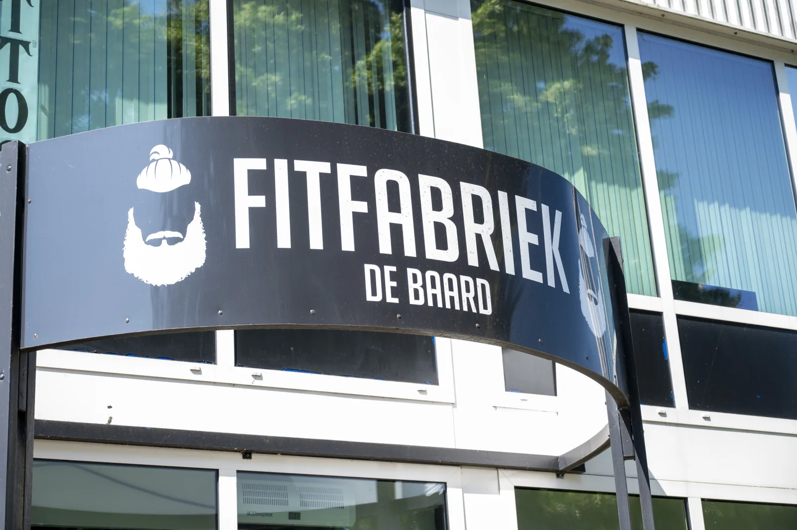 De gevel van Fitfabriek De Baard