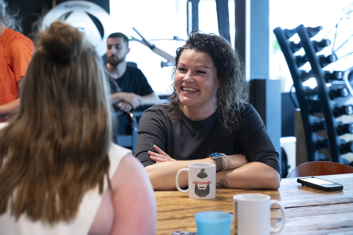 Carla in gesprek aan de bar